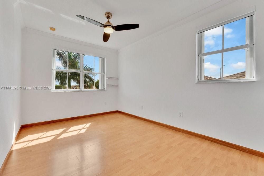 合同活跃: $750,000 (4 贝兹, 2 浴室, 2211 平方英尺)