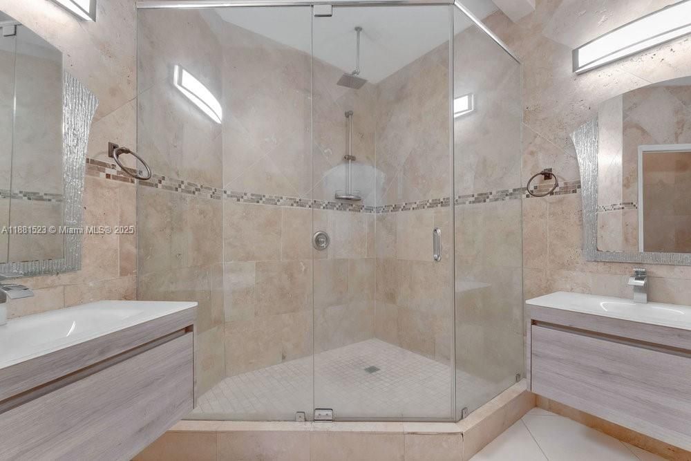 合同活跃: $750,000 (4 贝兹, 2 浴室, 2211 平方英尺)