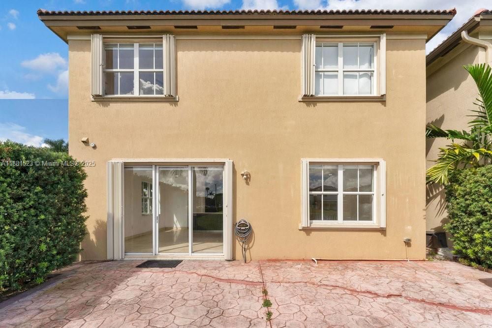 合同活跃: $750,000 (4 贝兹, 2 浴室, 2211 平方英尺)