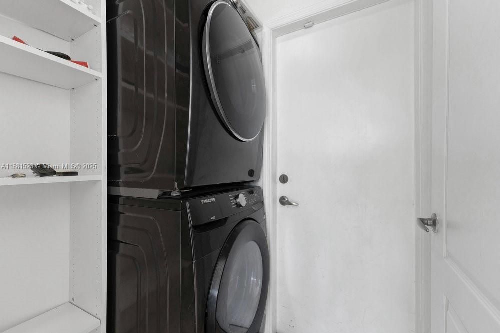 合同活跃: $750,000 (4 贝兹, 2 浴室, 2211 平方英尺)