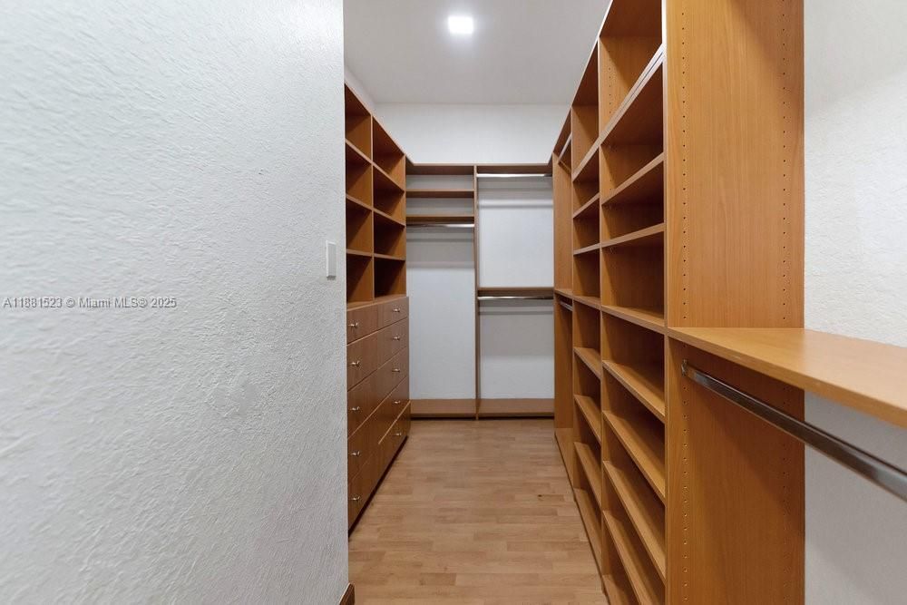 合同活跃: $750,000 (4 贝兹, 2 浴室, 2211 平方英尺)