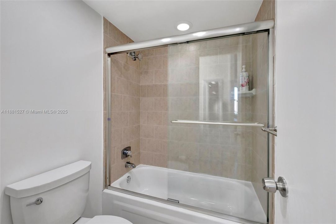 На продажу: $389,000 (2 спален, 2 ванн, 1328 Квадратных фут)