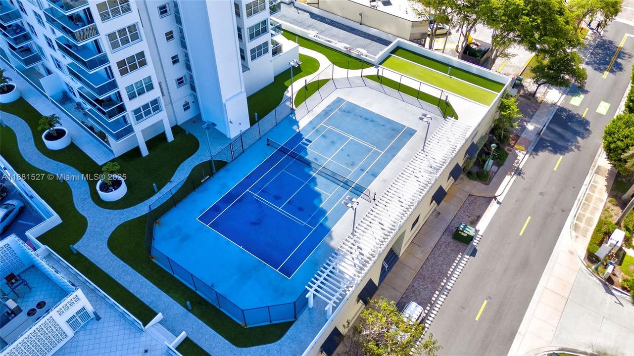 На продажу: $389,000 (2 спален, 2 ванн, 1328 Квадратных фут)