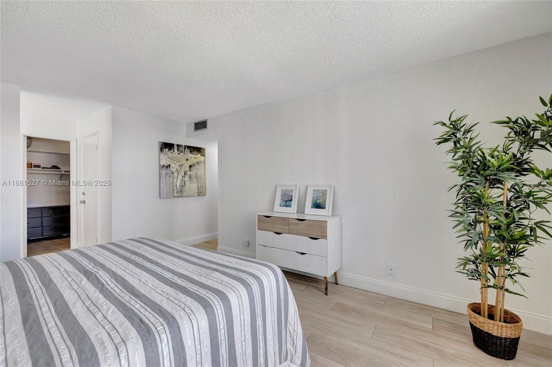 На продажу: $389,000 (2 спален, 2 ванн, 1328 Квадратных фут)