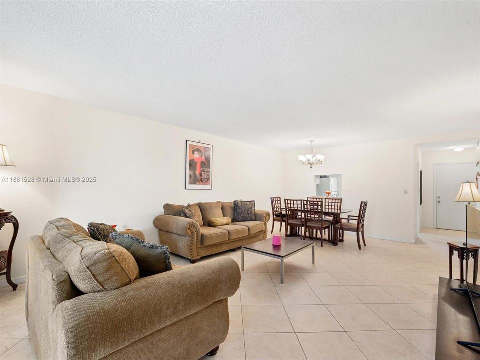 合同活跃: $242,000 (2 贝兹, 2 浴室, 1092 平方英尺)