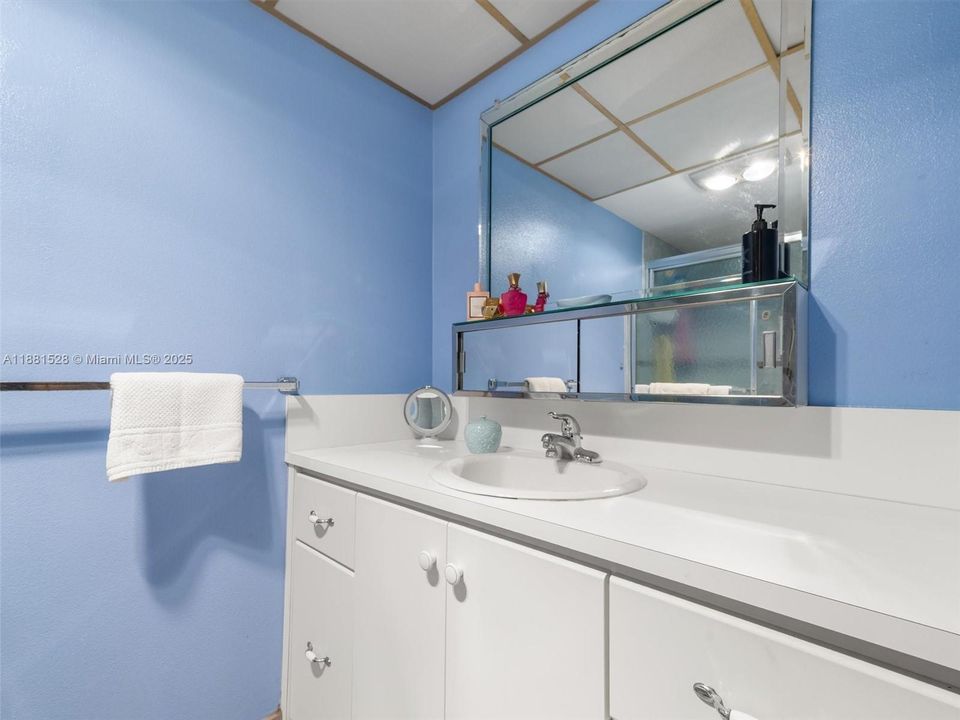 合同活跃: $242,000 (2 贝兹, 2 浴室, 1092 平方英尺)