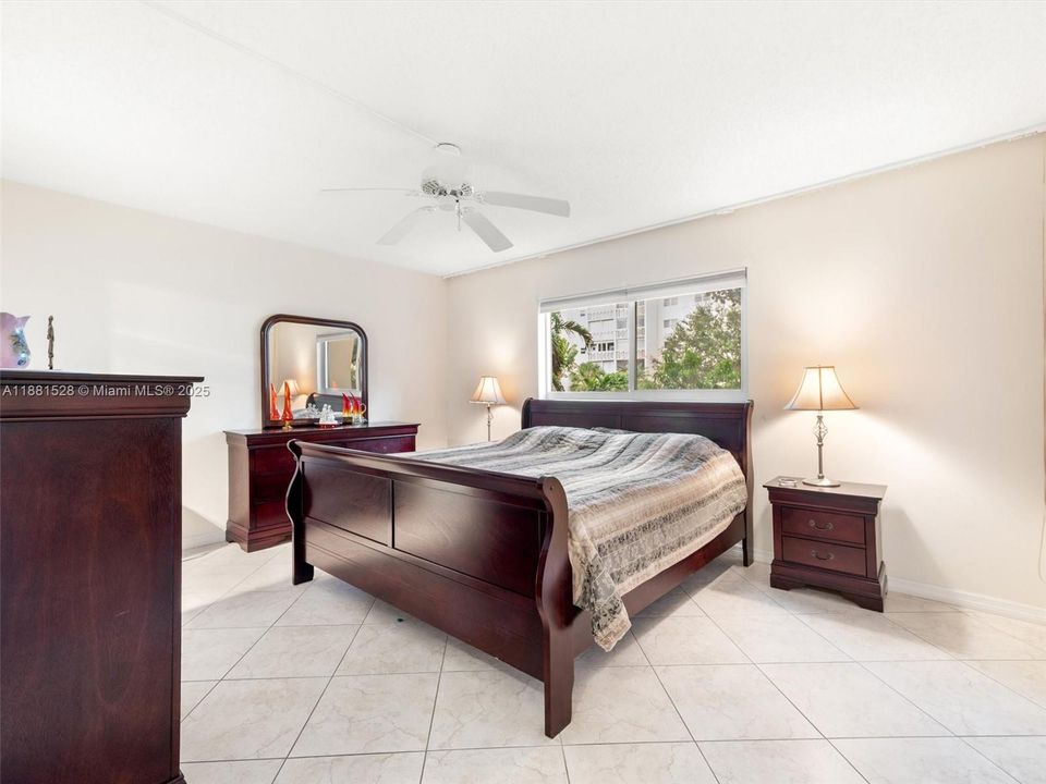 合同活跃: $242,000 (2 贝兹, 2 浴室, 1092 平方英尺)