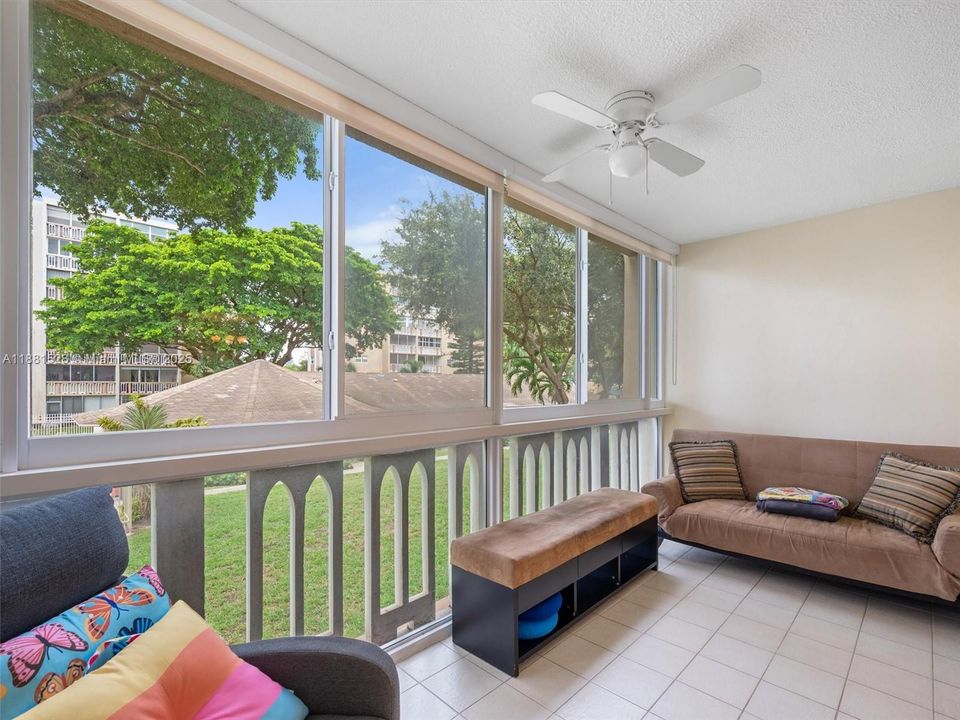 合同活跃: $242,000 (2 贝兹, 2 浴室, 1092 平方英尺)