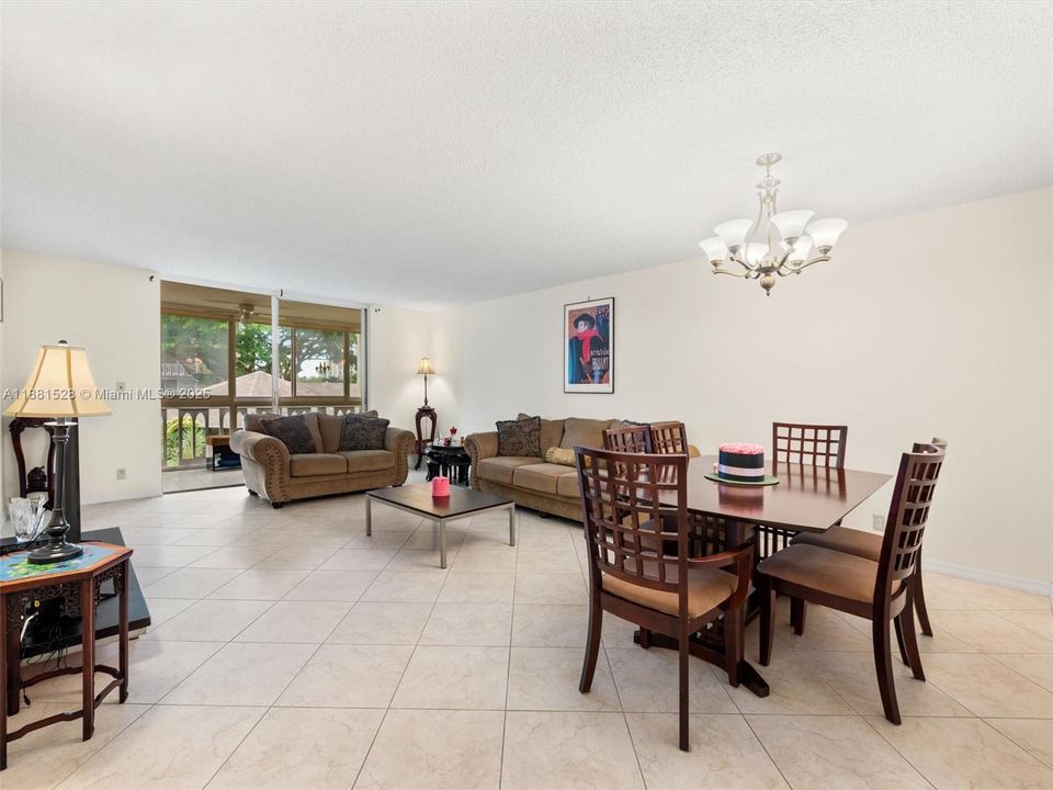 合同活跃: $242,000 (2 贝兹, 2 浴室, 1092 平方英尺)