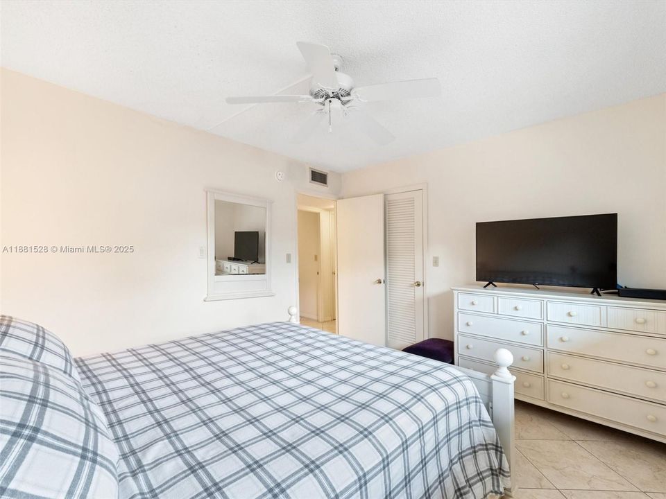 合同活跃: $242,000 (2 贝兹, 2 浴室, 1092 平方英尺)