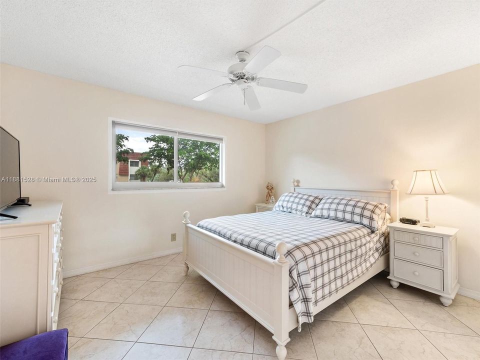 合同活跃: $242,000 (2 贝兹, 2 浴室, 1092 平方英尺)