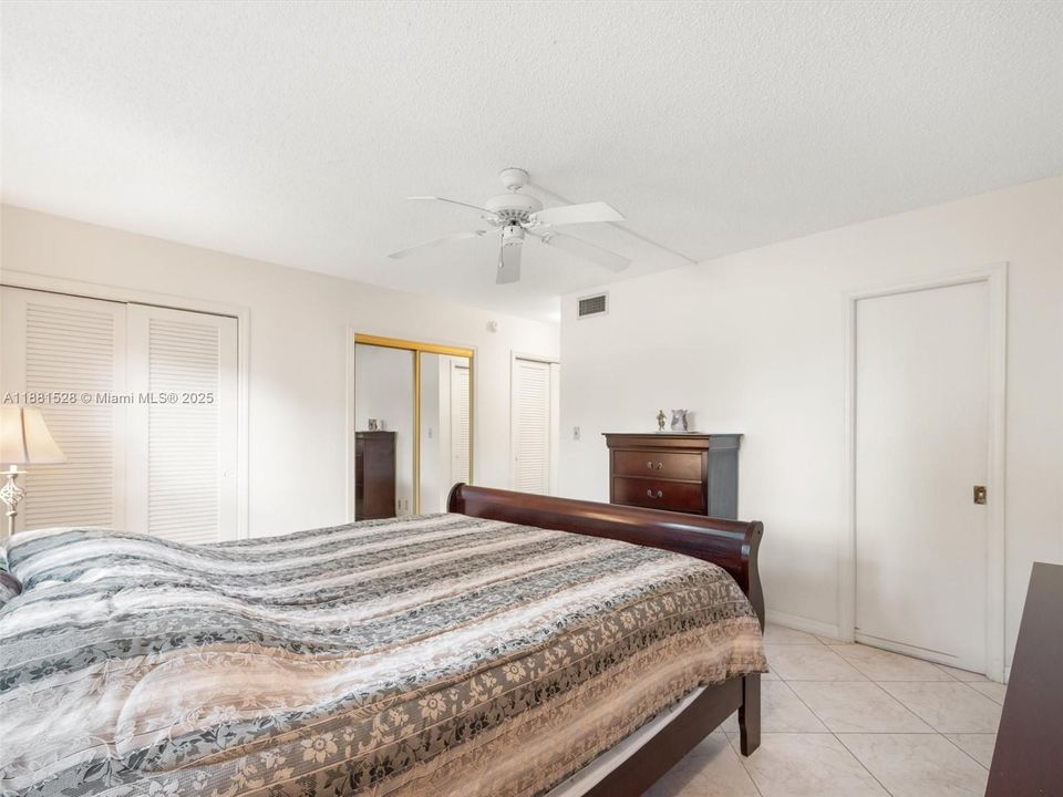 合同活跃: $242,000 (2 贝兹, 2 浴室, 1092 平方英尺)