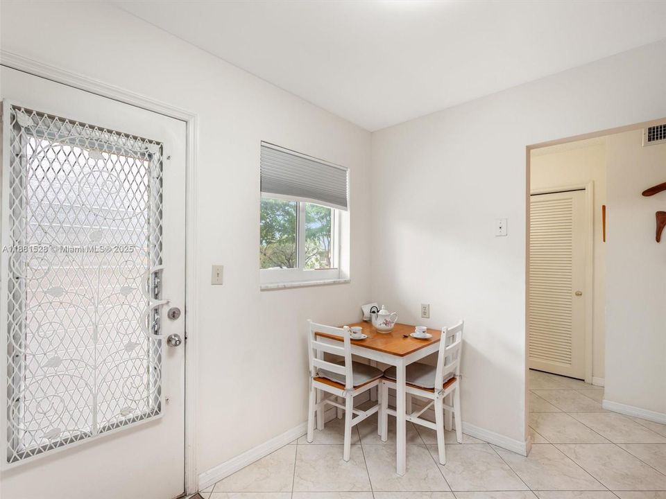 合同活跃: $242,000 (2 贝兹, 2 浴室, 1092 平方英尺)