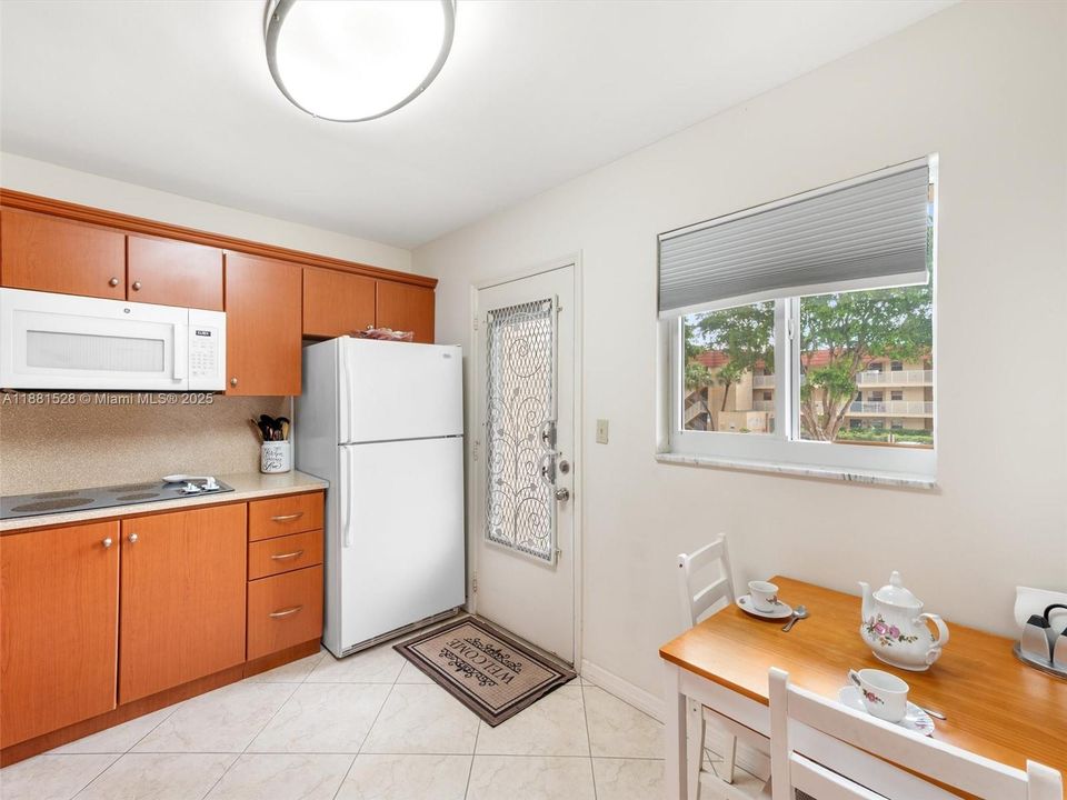 合同活跃: $242,000 (2 贝兹, 2 浴室, 1092 平方英尺)