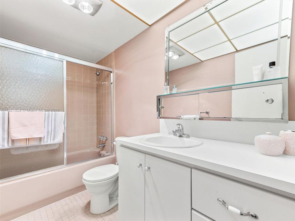 合同活跃: $242,000 (2 贝兹, 2 浴室, 1092 平方英尺)