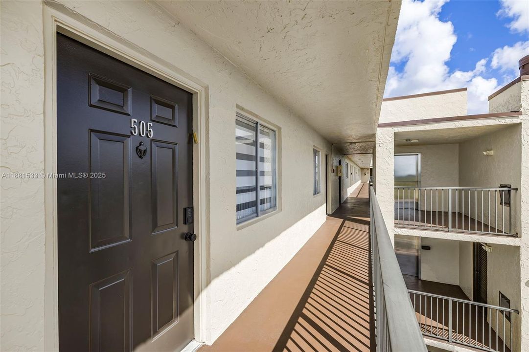 Active With Contract: $199,900 (2 beds, 2 baths, 1040 Square Feet)