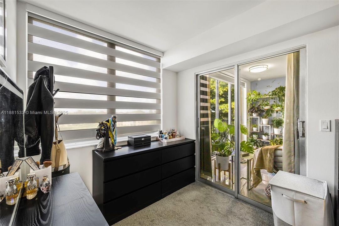 Active With Contract: $199,900 (2 beds, 2 baths, 1040 Square Feet)