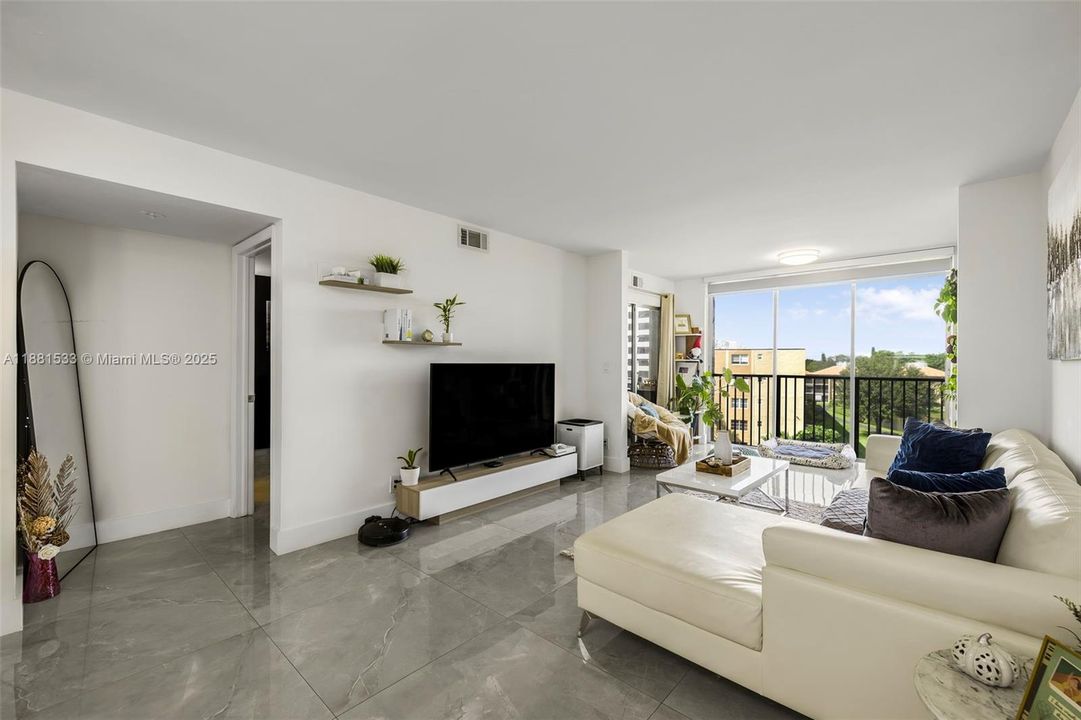 Active With Contract: $199,900 (2 beds, 2 baths, 1040 Square Feet)