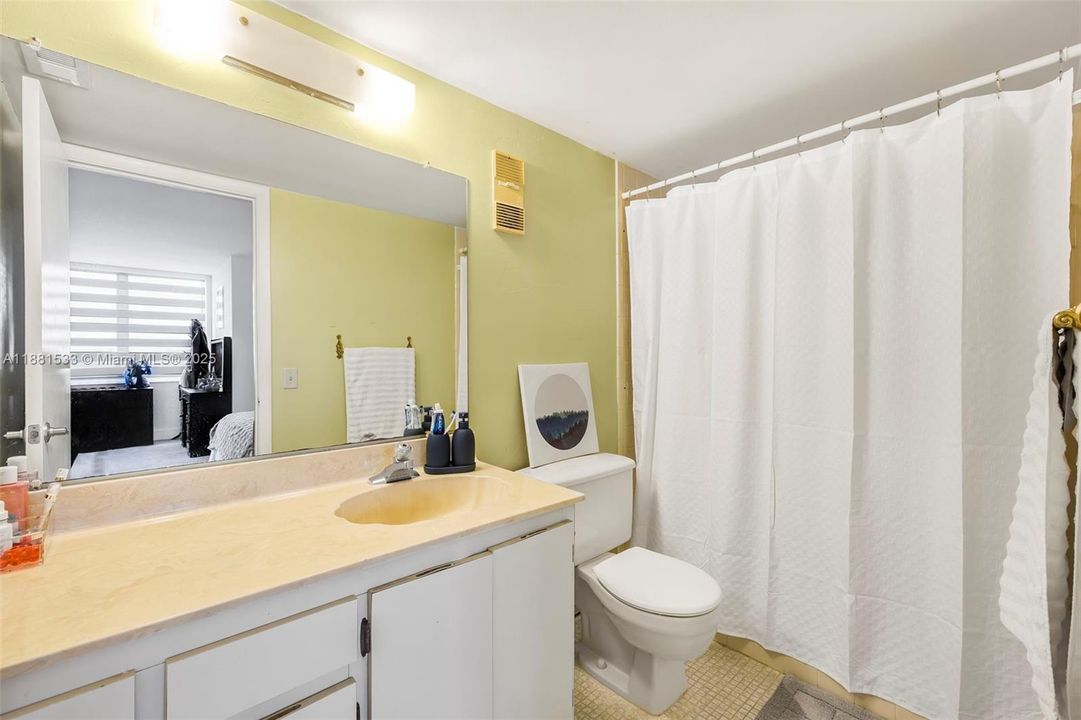 Active With Contract: $199,900 (2 beds, 2 baths, 1040 Square Feet)