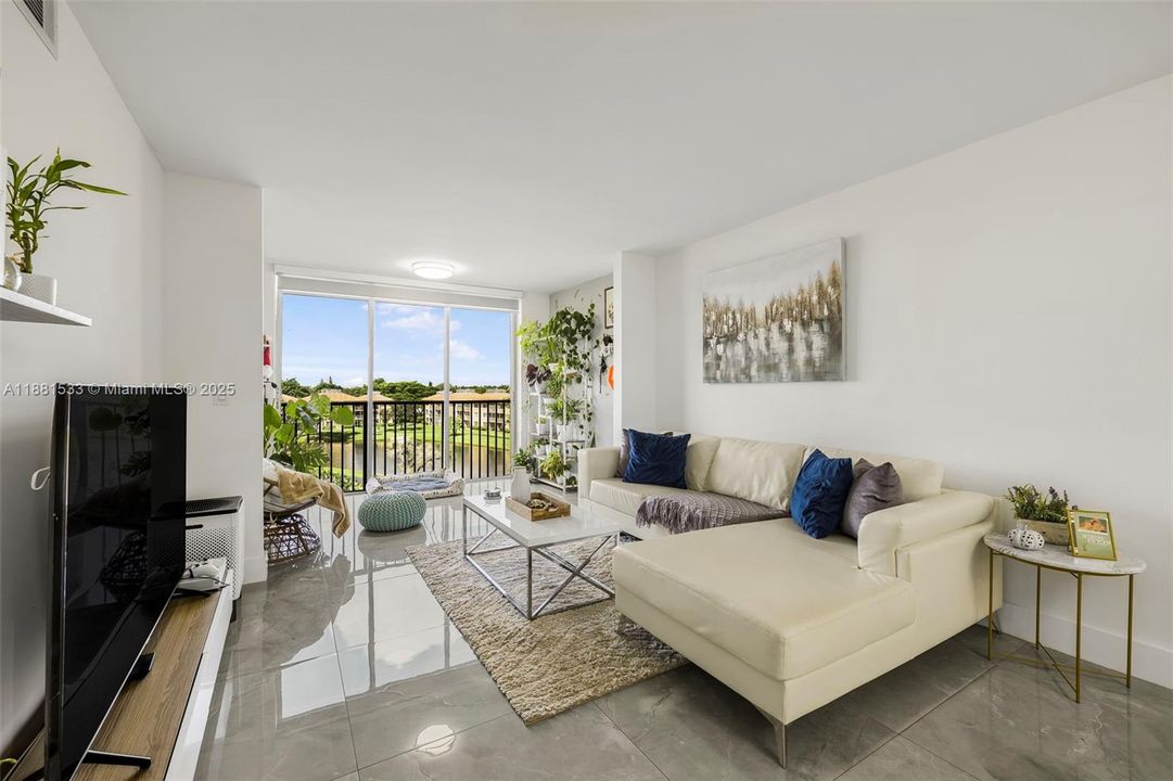 Active With Contract: $199,900 (2 beds, 2 baths, 1040 Square Feet)