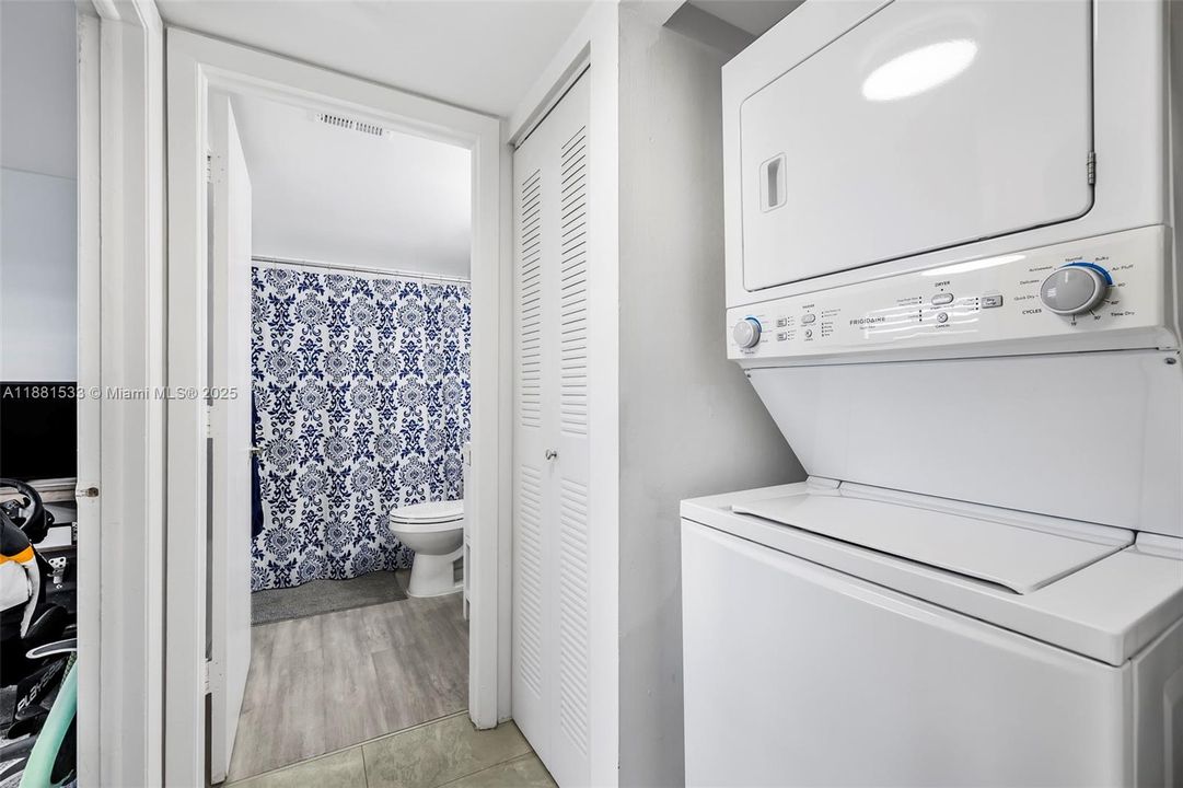 Active With Contract: $199,900 (2 beds, 2 baths, 1040 Square Feet)