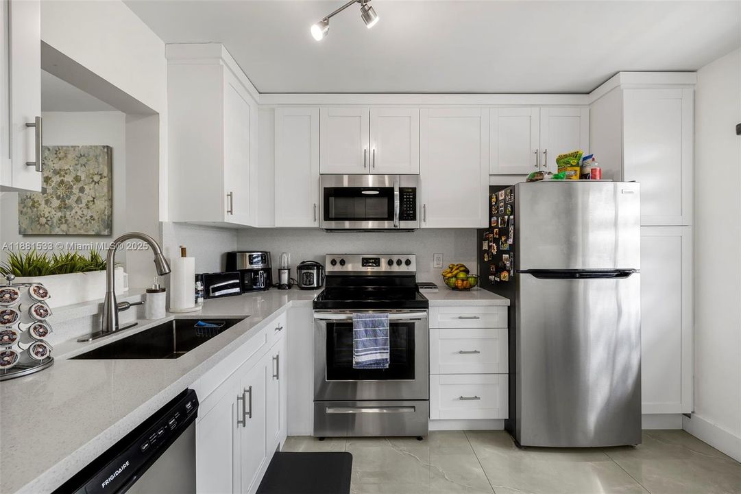 Active With Contract: $199,900 (2 beds, 2 baths, 1040 Square Feet)