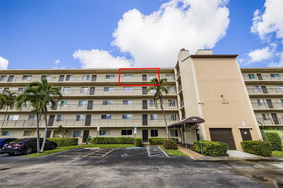 Active With Contract: $199,900 (2 beds, 2 baths, 1040 Square Feet)