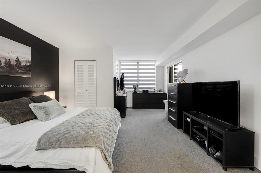 Active With Contract: $199,900 (2 beds, 2 baths, 1040 Square Feet)