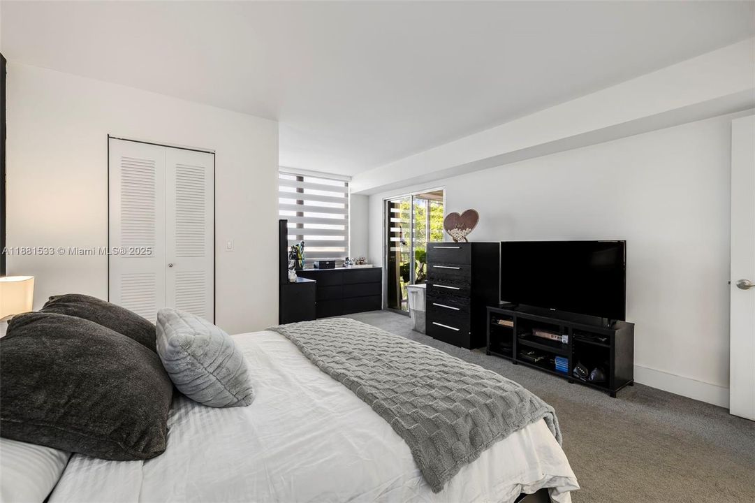 Active With Contract: $199,900 (2 beds, 2 baths, 1040 Square Feet)