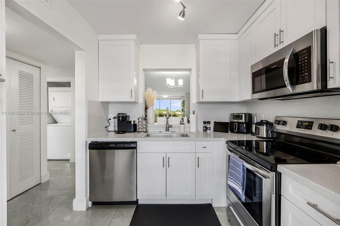 Active With Contract: $199,900 (2 beds, 2 baths, 1040 Square Feet)