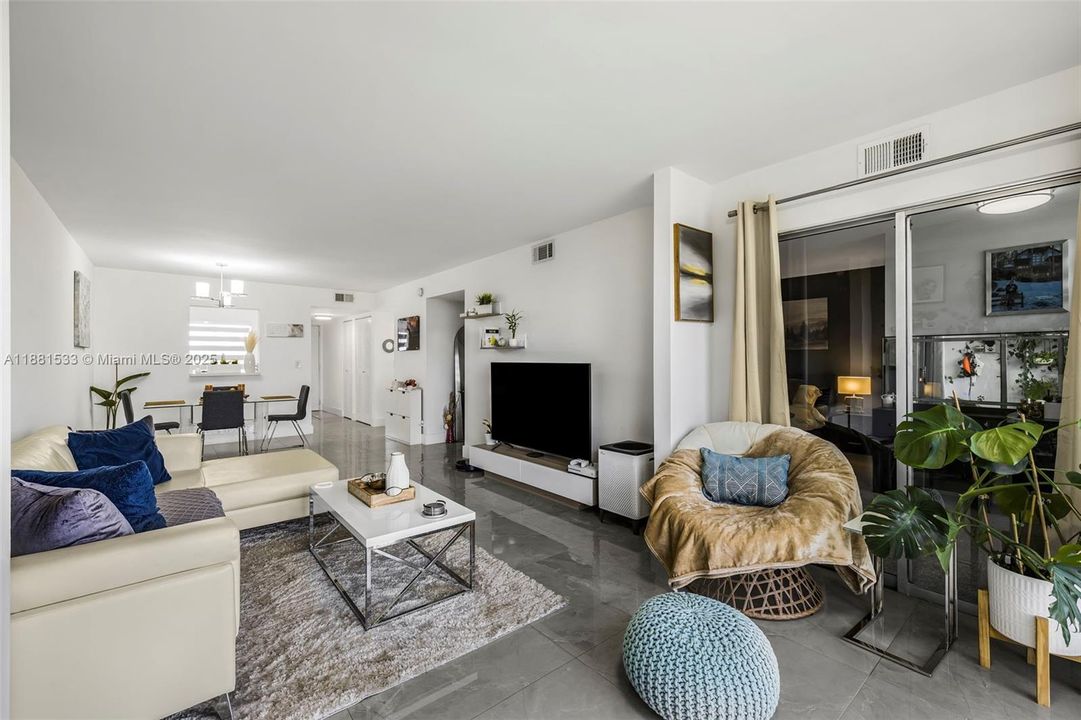 Active With Contract: $199,900 (2 beds, 2 baths, 1040 Square Feet)