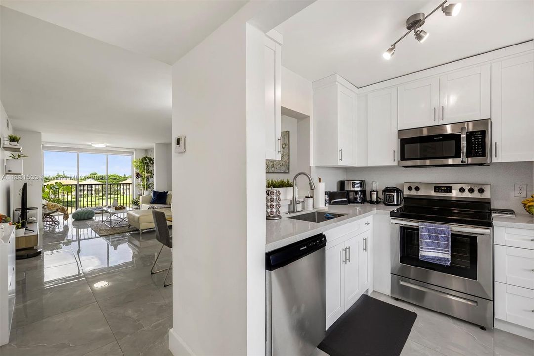 Active With Contract: $199,900 (2 beds, 2 baths, 1040 Square Feet)