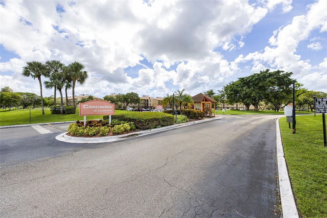 Active With Contract: $199,900 (2 beds, 2 baths, 1040 Square Feet)