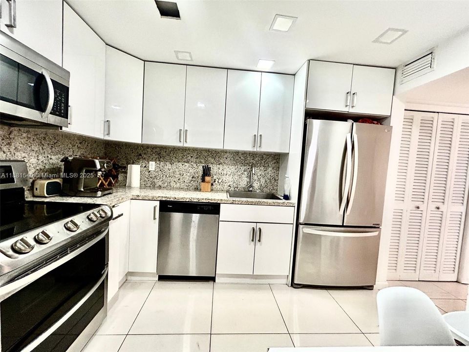 На продажу: $389,000 (1 спален, 1 ванн, 975 Квадратных фут)