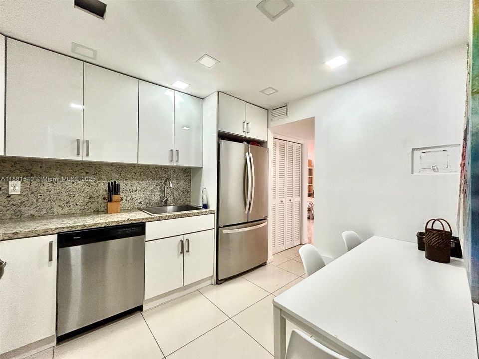 На продажу: $389,000 (1 спален, 1 ванн, 975 Квадратных фут)