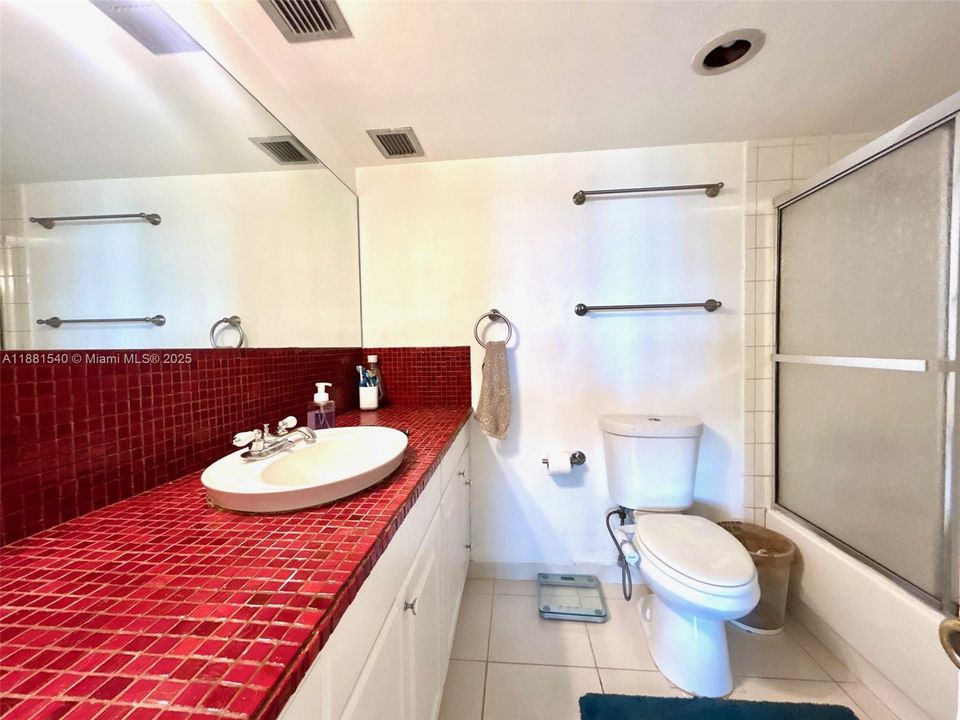 На продажу: $389,000 (1 спален, 1 ванн, 975 Квадратных фут)