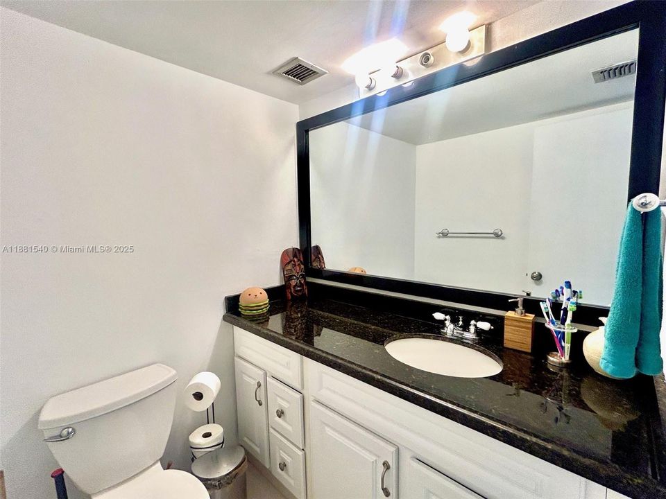 На продажу: $389,000 (1 спален, 1 ванн, 975 Квадратных фут)