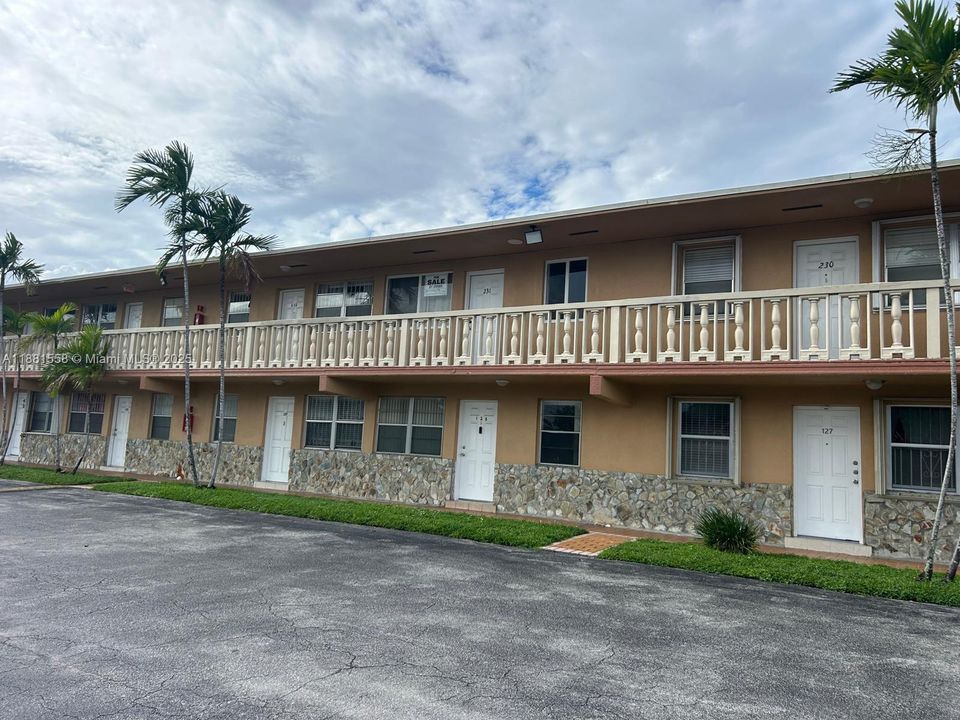 Recently Sold: $180,000 (1 beds, 1 baths, 591 Square Feet)