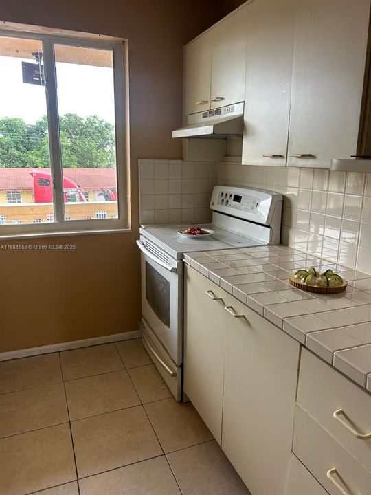 Recently Sold: $180,000 (1 beds, 1 baths, 591 Square Feet)