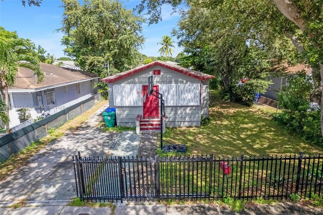 合同活跃: $290,000 (3 贝兹, 1 浴室, 1122 平方英尺)