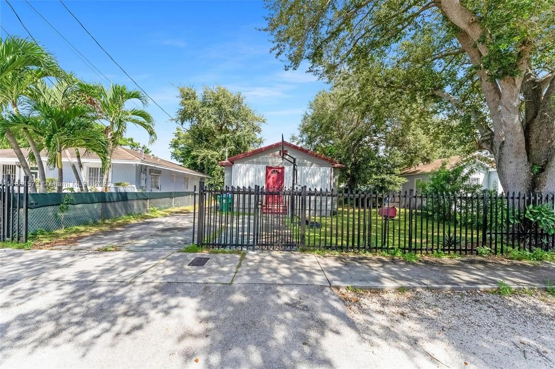 合同活跃: $290,000 (3 贝兹, 1 浴室, 1122 平方英尺)