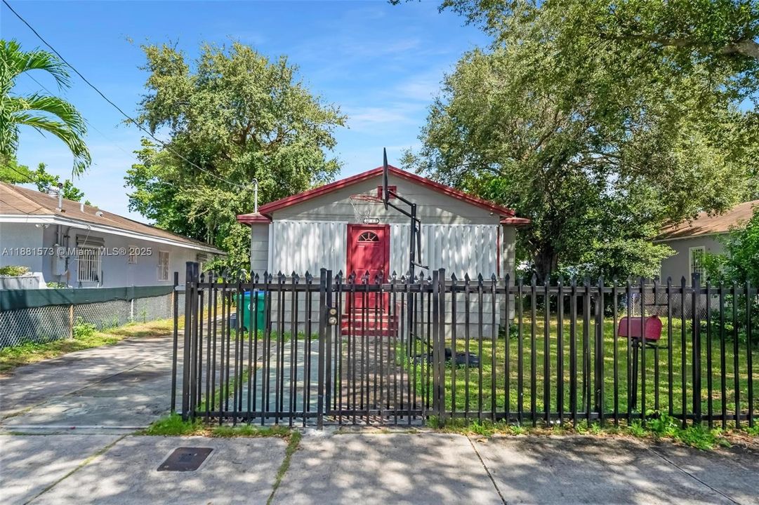 合同活跃: $290,000 (3 贝兹, 1 浴室, 1122 平方英尺)