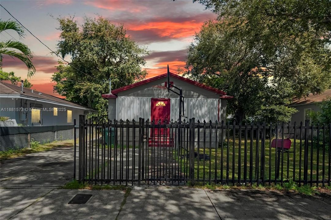 合同活跃: $290,000 (3 贝兹, 1 浴室, 1122 平方英尺)