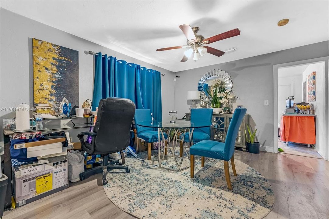 合同活跃: $290,000 (3 贝兹, 1 浴室, 1122 平方英尺)