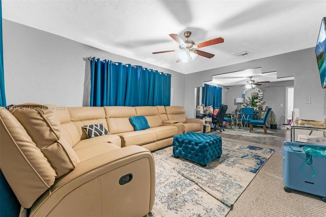 合同活跃: $290,000 (3 贝兹, 1 浴室, 1122 平方英尺)