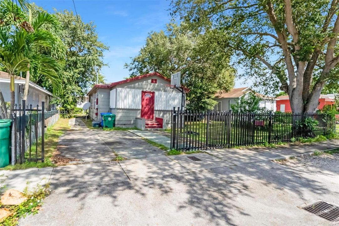 合同活跃: $290,000 (3 贝兹, 1 浴室, 1122 平方英尺)