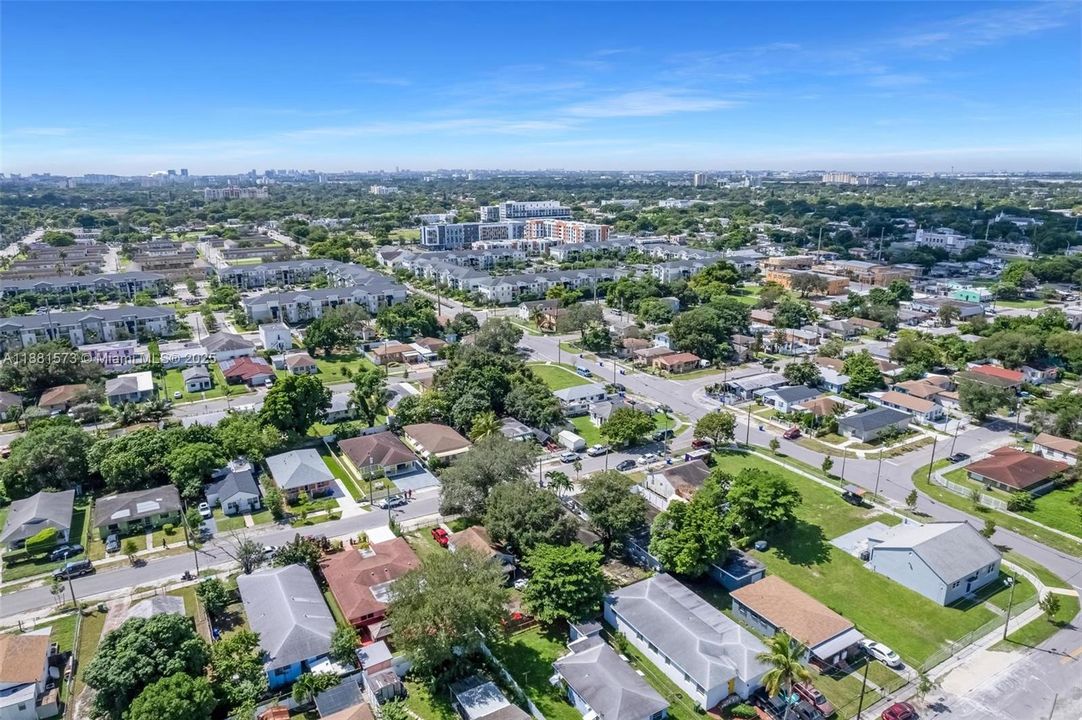 合同活跃: $290,000 (3 贝兹, 1 浴室, 1122 平方英尺)