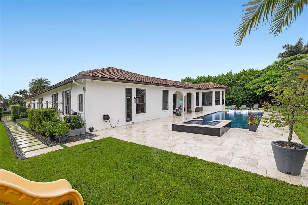 Недавно продано: $2,735,000 (5 спален, 4 ванн, 5106 Квадратных фут)