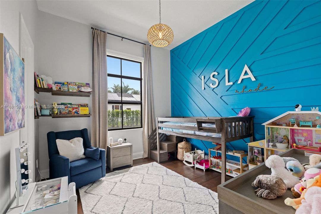 Недавно продано: $2,735,000 (5 спален, 4 ванн, 5106 Квадратных фут)