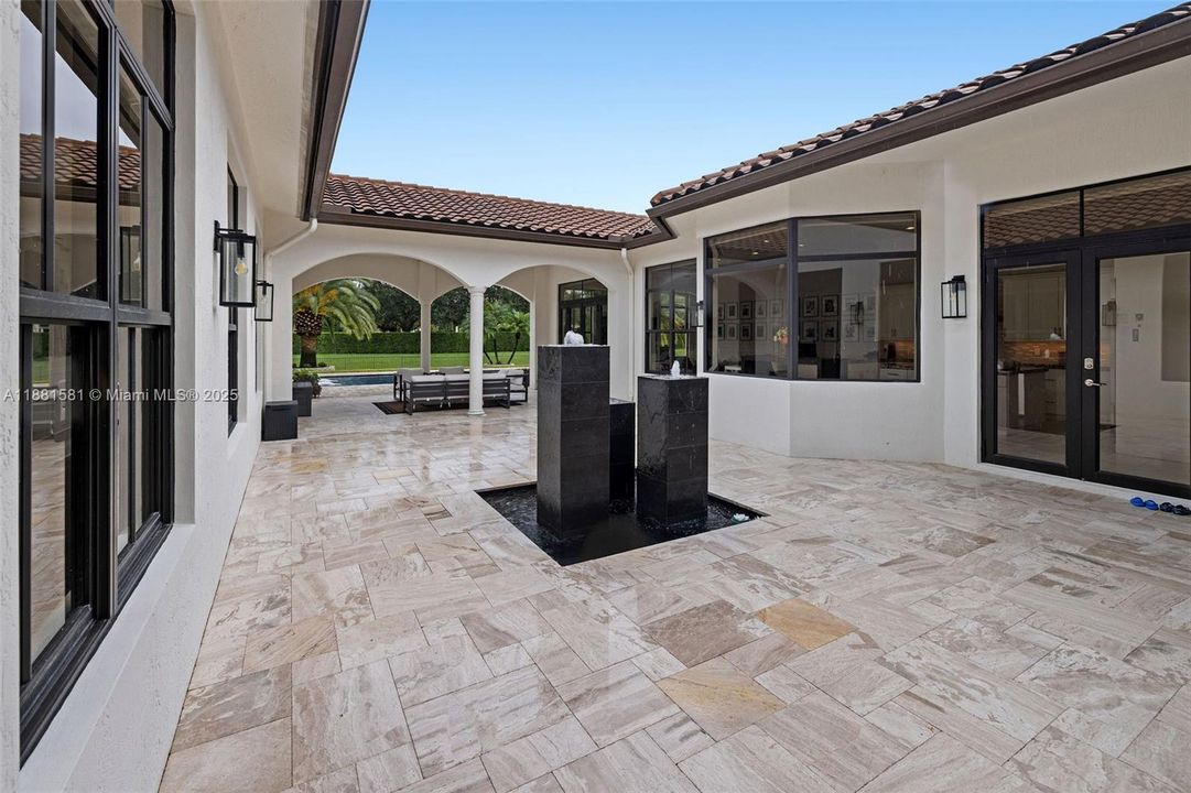 Недавно продано: $2,735,000 (5 спален, 4 ванн, 5106 Квадратных фут)